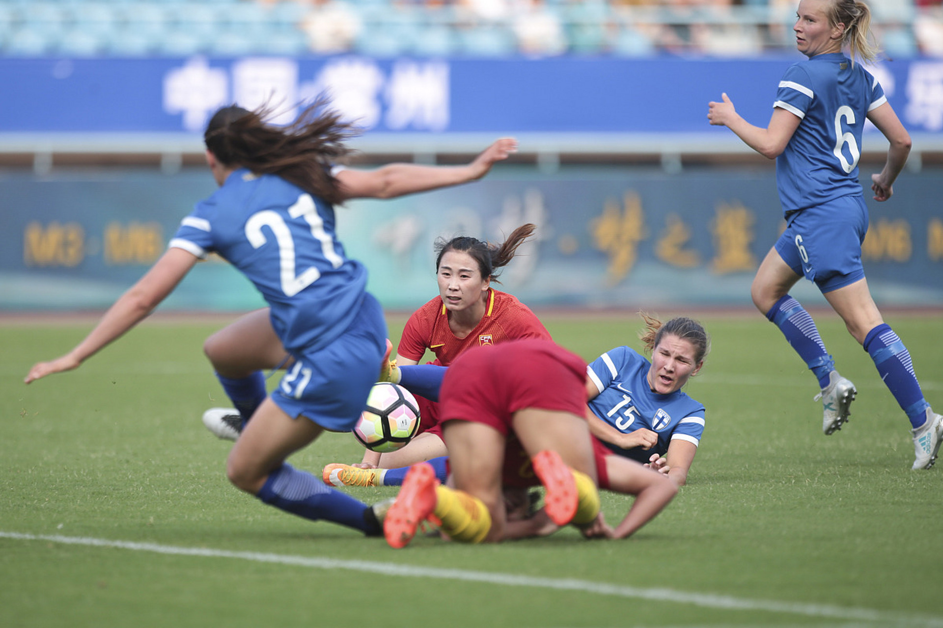 全球足球比赛中中国女队成为焦点