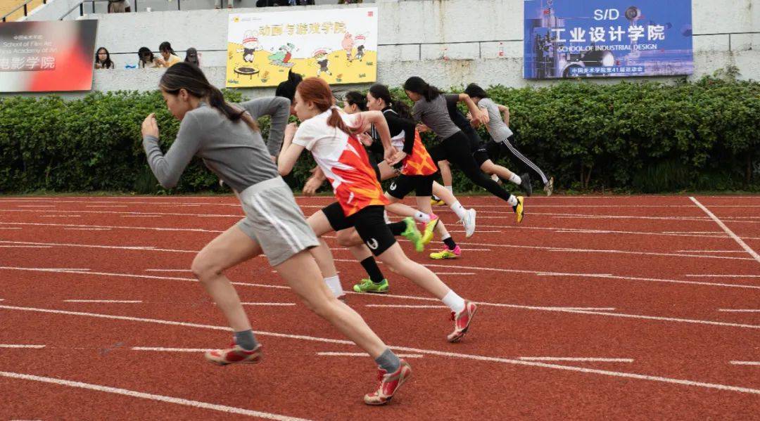 运动员飒爽英姿，勇敢追求荣誉