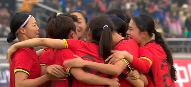 包含观众热情助威，中国女足队员斩获胜利的词条